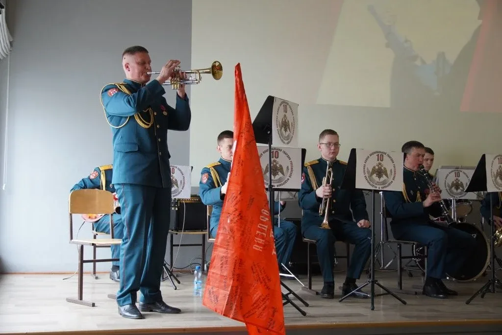 Военный оркестр «Волжские берега» поздравил школьников Чебоксар с наступающей 81-й годовщиной Победы