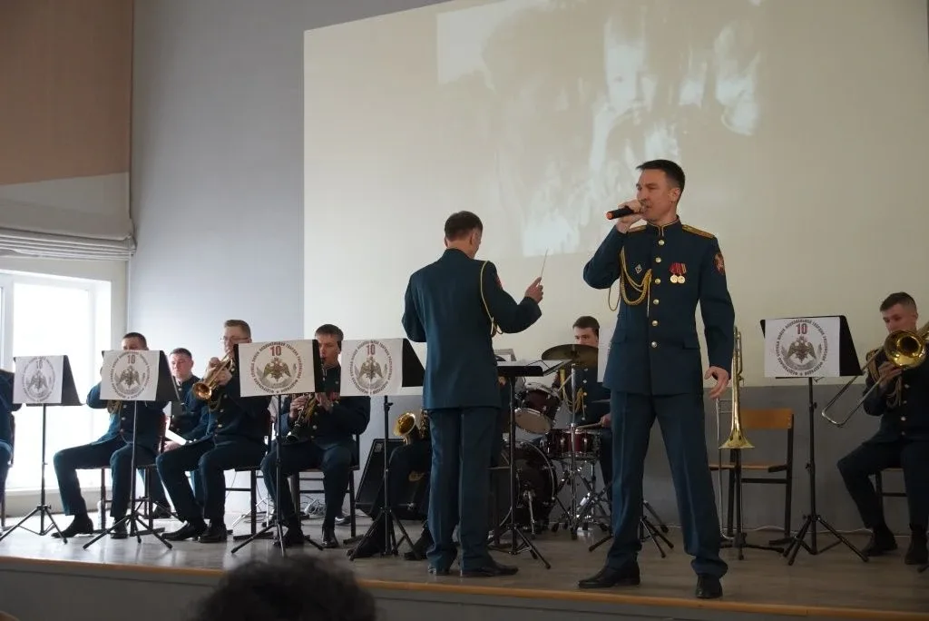 Военный оркестр «Волжские берега» поздравил школьников Чебоксар с наступающей 81-й годовщиной Победы