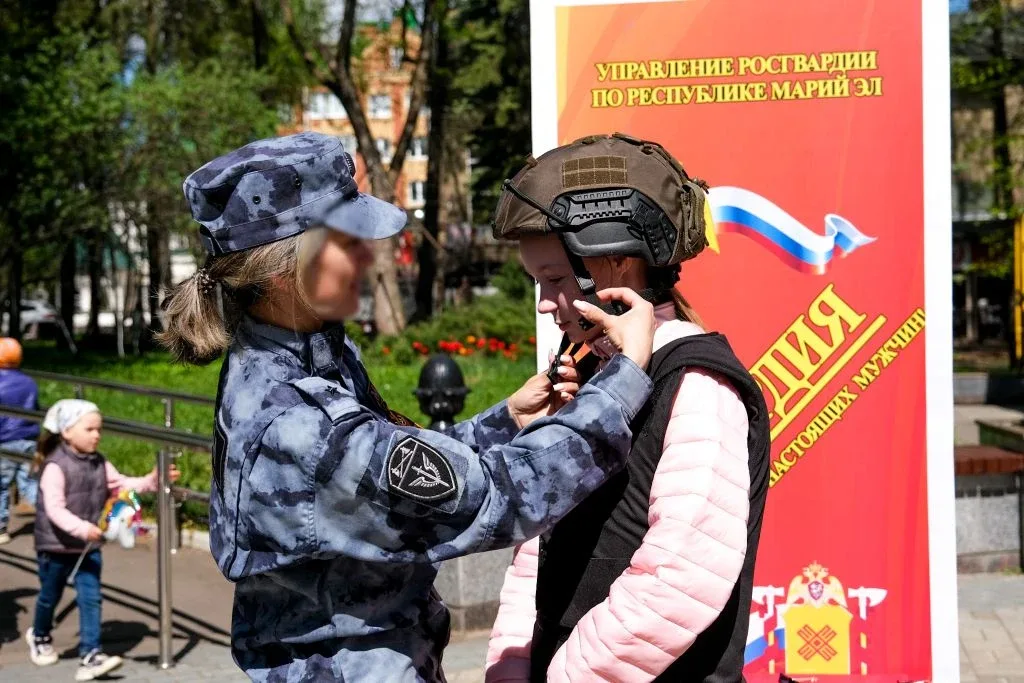 В Йошкар-Оле росгвардейцы рассказали горожанам о службе и учёбе в профильных вузах  📚✨В Центральном 