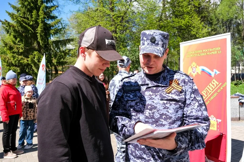 В Йошкар-Оле росгвардейцы рассказали горожанам о службе и учёбе в профильных вузах  📚✨В Центральном 