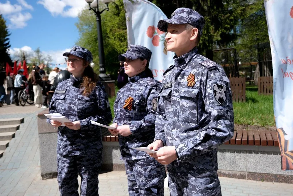 В Йошкар-Оле росгвардейцы рассказали горожанам о службе и учёбе в профильных вузах  📚✨В Центральном 