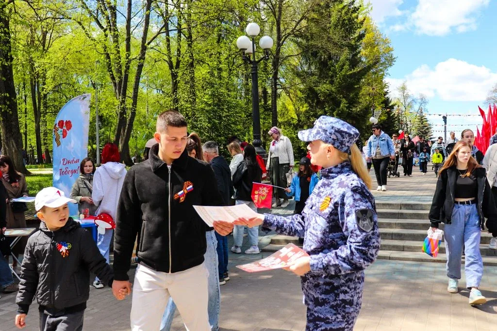 В Йошкар-Оле росгвардейцы рассказали горожанам о службе и учёбе в профильных вузах  📚✨В Центральном 