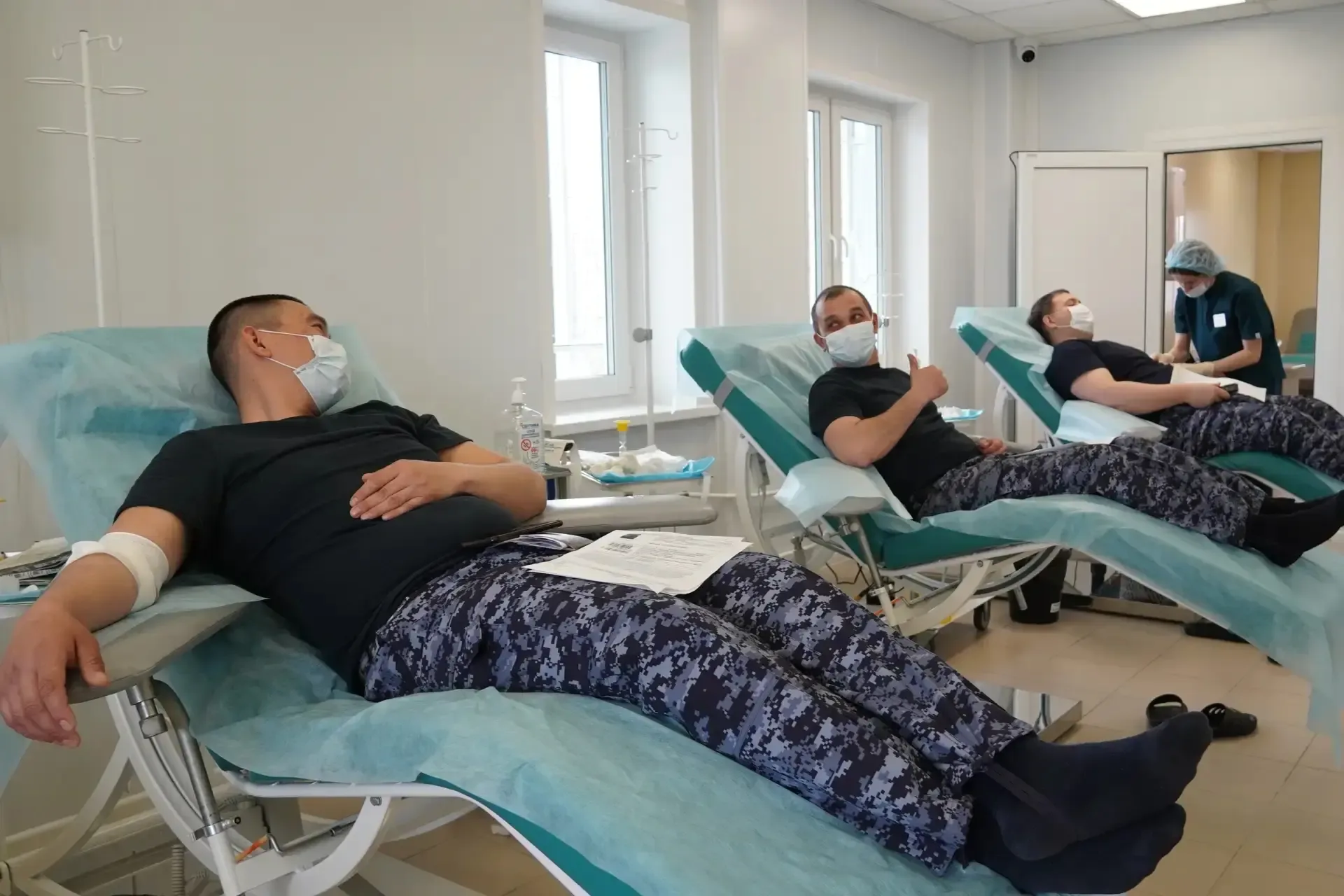 Благородство у них в крови: В Саратове сотрудники Росгвардии поддержали всероссийскую донорскую акци