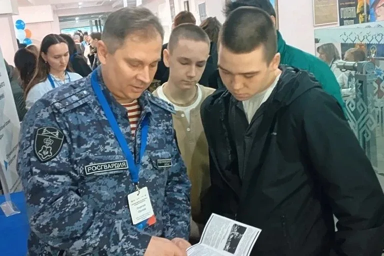 В Чебоксарах росгвардейцы приняли участие во всероссийской ярмарке трудоустройства «Работа России. В