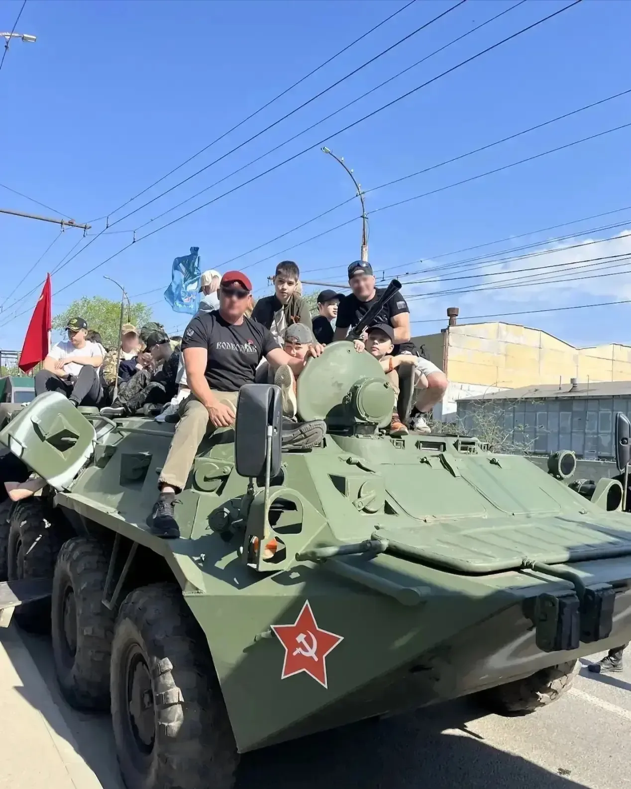 Броня крепка и танки наши быстры: в Саратове росгвардейцы и члены их семей приняли участие в масштаб