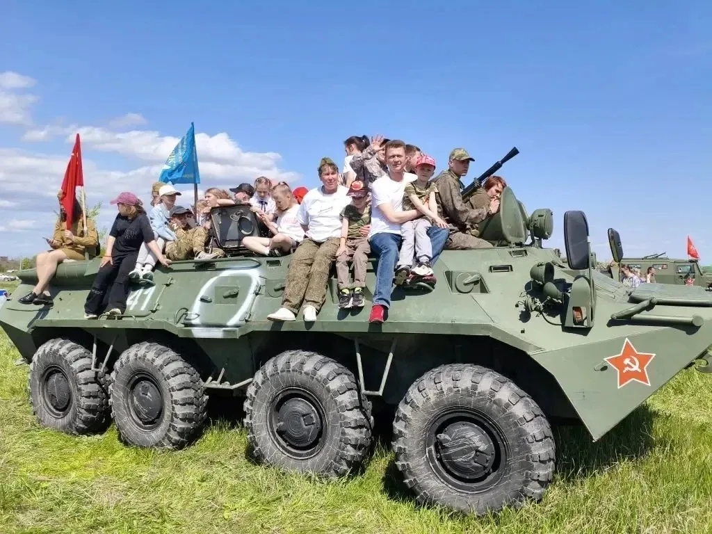 Броня крепка и танки наши быстры: в Саратове росгвардейцы и члены их семей приняли участие в масштаб