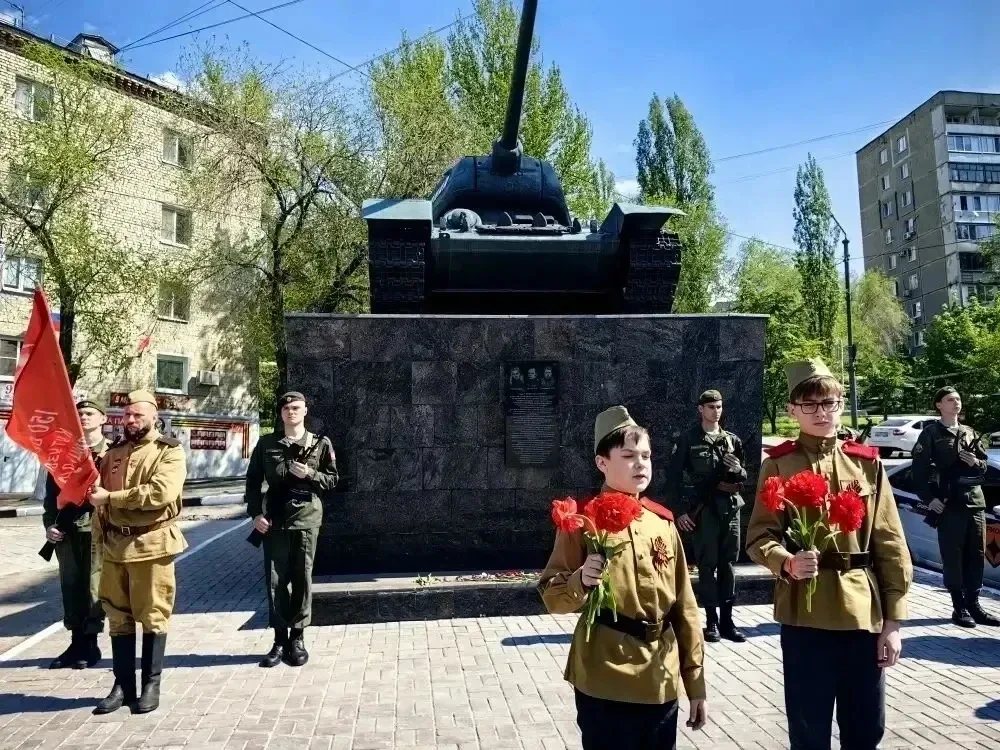 Броня крепка и танки наши быстры: в Саратове росгвардейцы и члены их семей приняли участие в масштаб