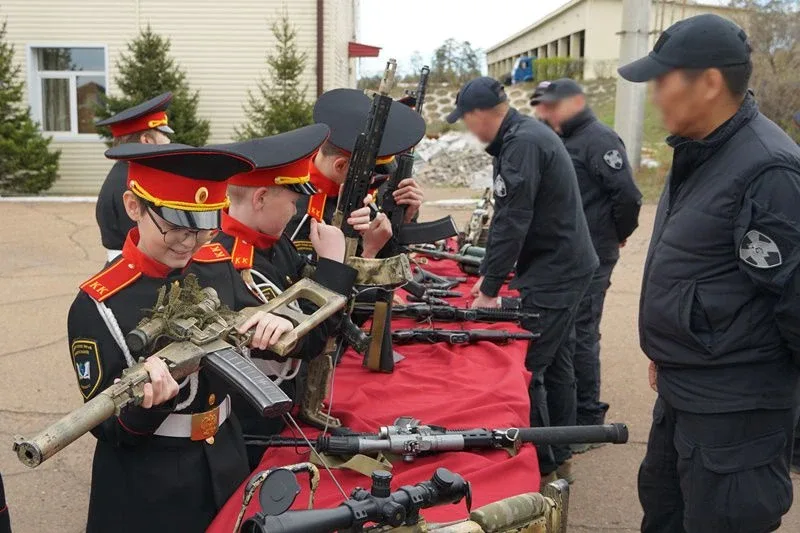 🇷🇺 Пока кадеты росгвардейского класса в Амурской области готовятся к выпускным экзаменам и балам, их