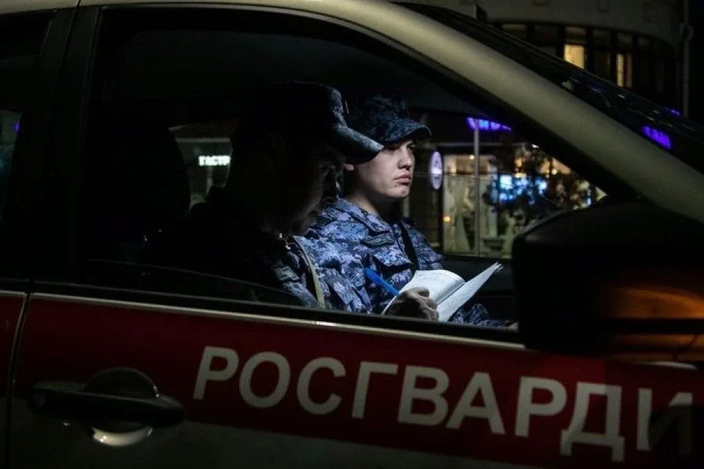 ".....обнажили табельное оружие и привели его в готовность..." - В Хабаровске сотрудники Росгвардии 