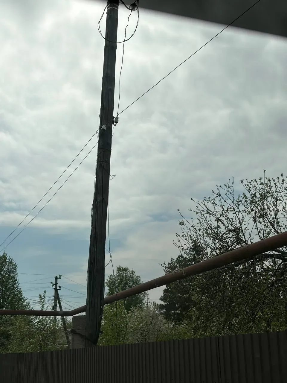 Вот такой аварийный столб стоит на пересечений улиц Белинского и Кирсановской . Рядом ходят постоянн