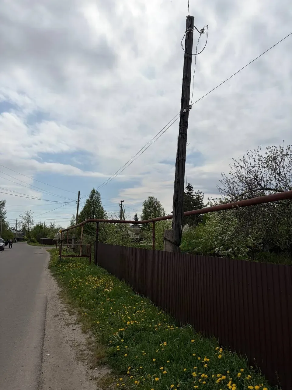 Вот такой аварийный столб стоит на пересечений улиц Белинского и Кирсановской . Рядом ходят постоянн