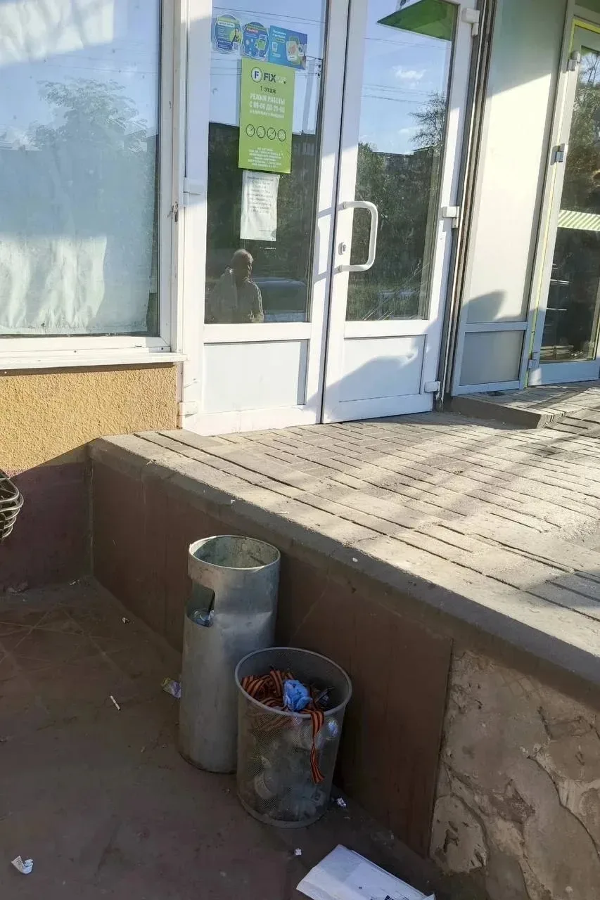 Георгиевские ленты после Дня Победы оказались в мусорках микрорайона Лебединец  🗨️Прислать новость  