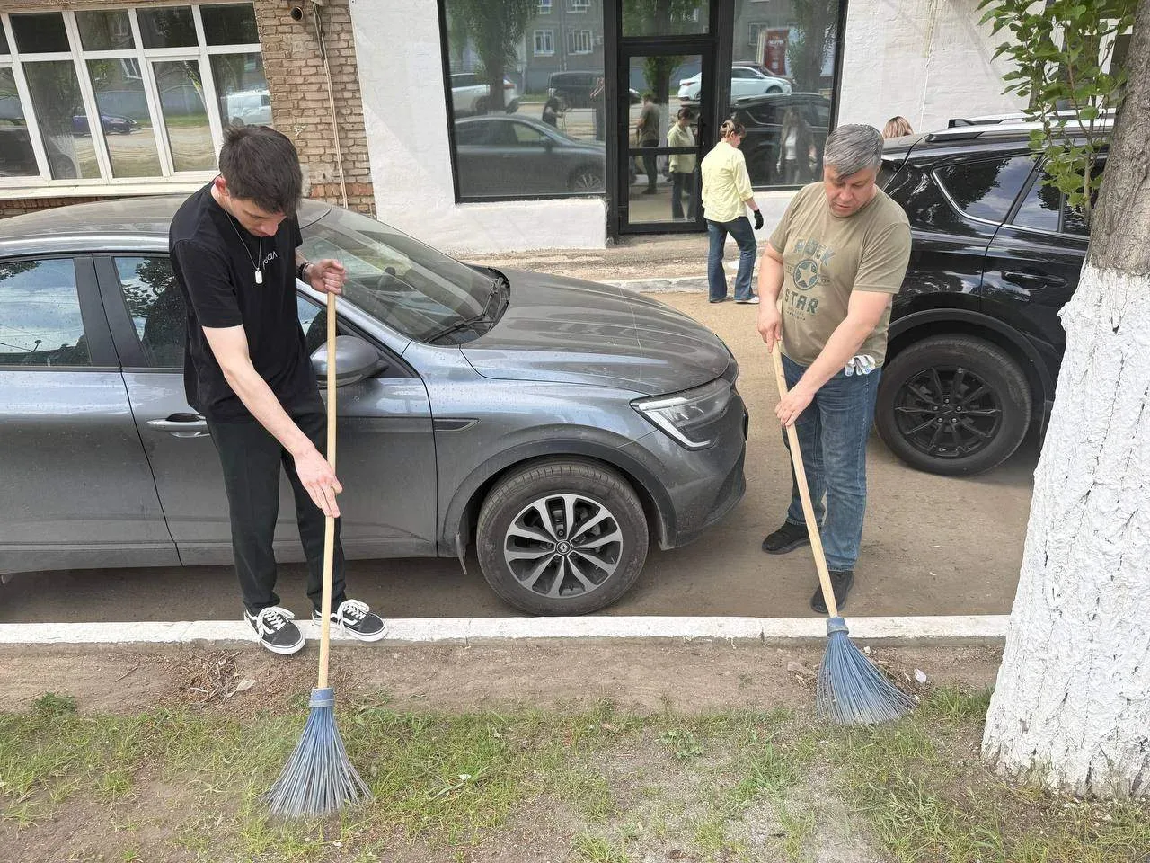 Санитарная пятница в действии  🧹 Поддерживать чистоту важно на всех уровнях — начиная с территории, 