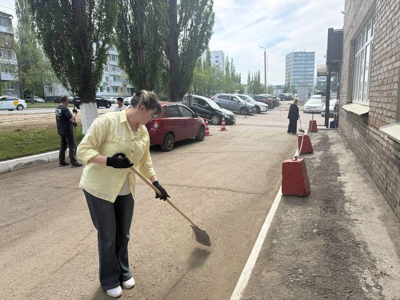 Санитарная пятница в действии  🧹 Поддерживать чистоту важно на всех уровнях — начиная с территории, 