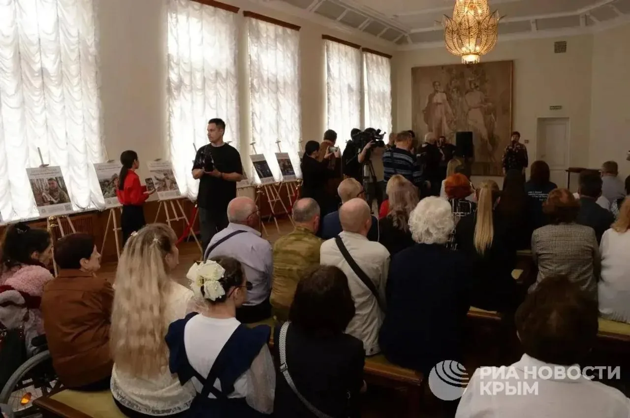 🥀Фотовыставку памяти Александра Федорчака открыли в Симферополе — в холле драмтеатра имени Горького 