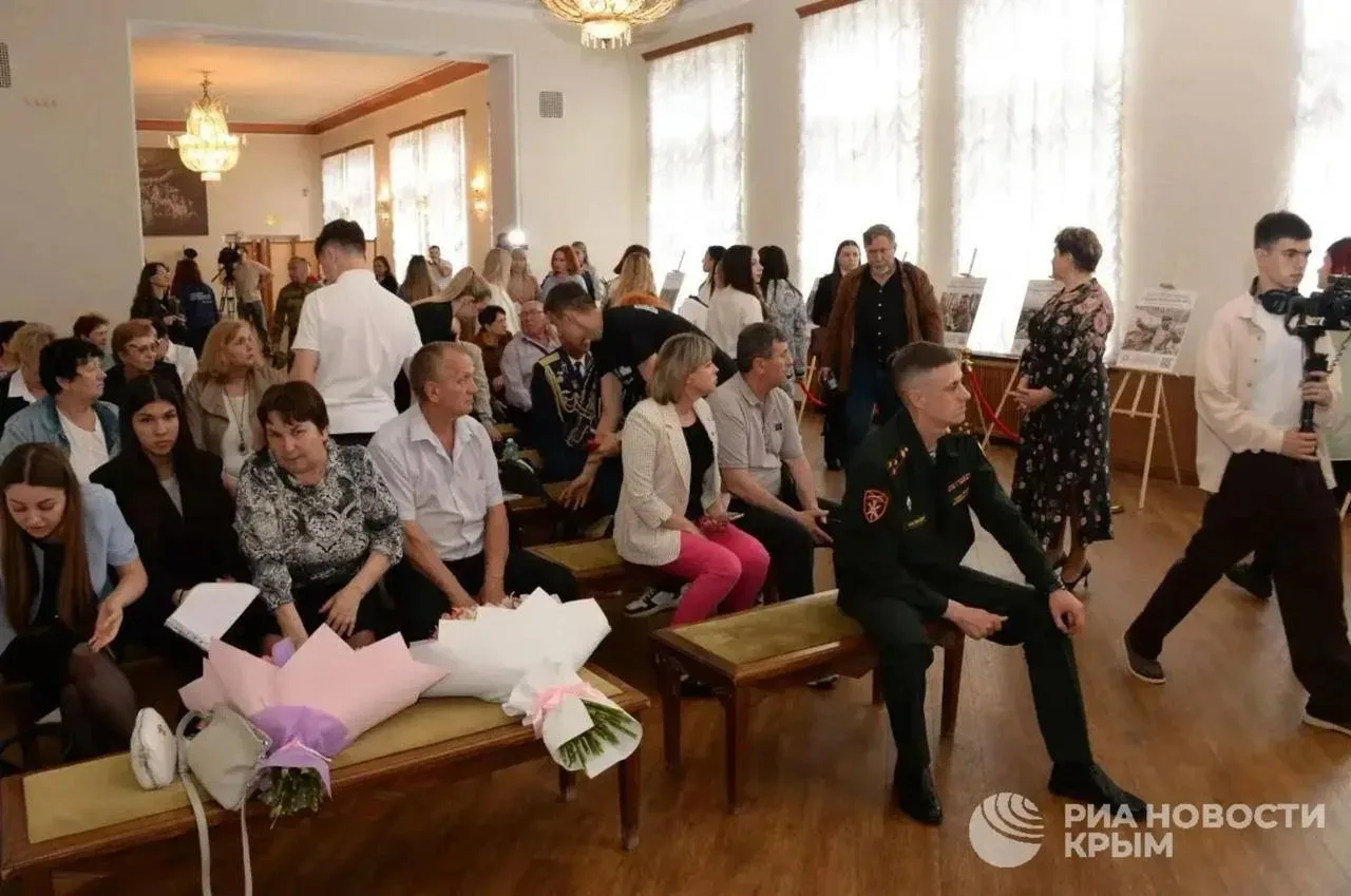 🥀Фотовыставку памяти Александра Федорчака открыли в Симферополе — в холле драмтеатра имени Горького 