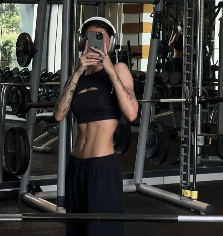 💕Что брать с собой в спортзал (если ходишь)  • Резинку для волос • Матирующие салфетки • Мини-дезодо