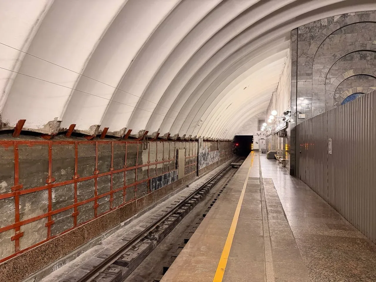 👷🏻‍♂️ На станции «Старая деревня» Фрунзенско-Приморской 🚇 линии метрополитена Петербурга продолжаютс