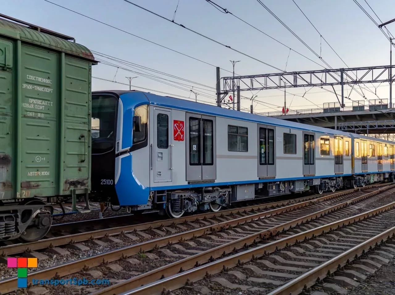 👷🏻‍♂️ В Петербургское метро прибыл 50-й «Балтиец».  Вечером в четверг 7 мая 2026 в электродепо «Авто