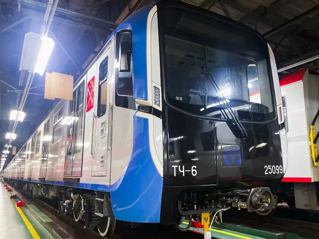 👷🏻‍♂️ В Петербургское метро прибыл 50-й «Балтиец».  Вечером в четверг 7 мая 2026 в электродепо «Авто