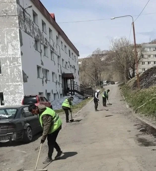 Город день за днем ⁣ 20 мая 2026 года ⁣ Дорожные службы продолжают работы по уборке песка. ⁣ Бригады