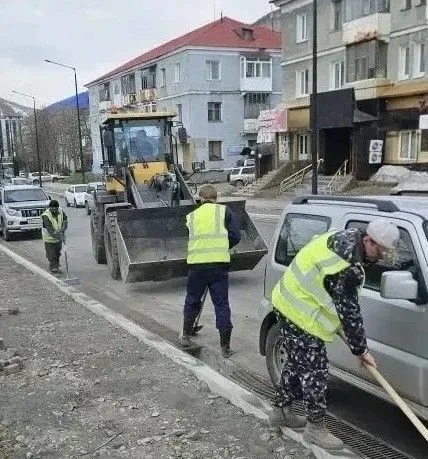 Город день за днем ⁣ 20 мая 2026 года ⁣ Дорожные службы продолжают работы по уборке песка. ⁣ Бригады