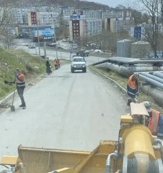 Город день за днем ⁣ 20 мая 2026 года ⁣ Дорожные службы продолжают работы по уборке песка. ⁣ Бригады