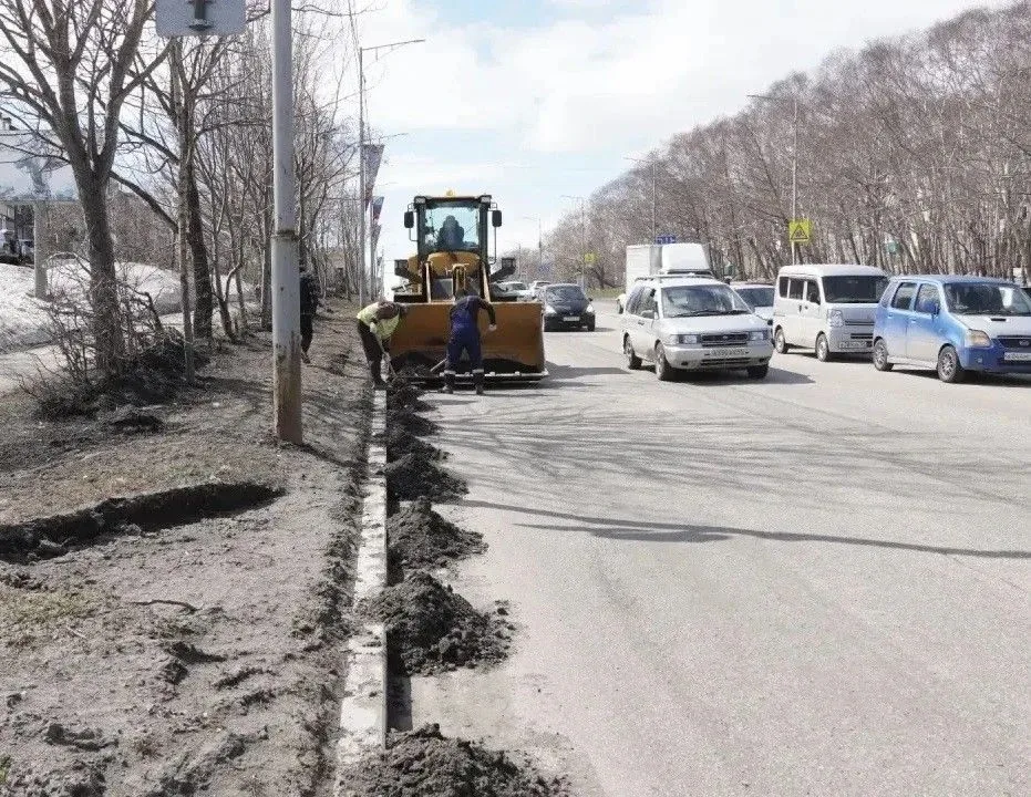 Город день за днем  13 мая 2026 года  Ежедневно подрядные организации ведут работы по уборке городск