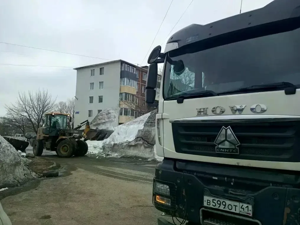 Город день за днем  15 мая 2026 года  В Петропавловске‑Камчатском бригады ручного труда и специализи