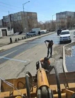 Город день за днем ⁣ 12 мая 2026 года ⁣ Дорожные службы продолжают работы по уборке песка. ⁣ Бригады