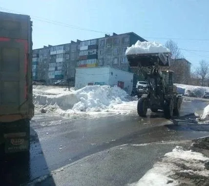 Город день за днем ⁣ 12 мая 2026 года ⁣ Дорожные службы продолжают работы по уборке песка. ⁣ Бригады