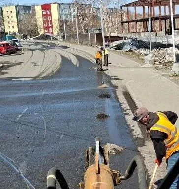 Город день за днем ⁣ 12 мая 2026 года ⁣ Дорожные службы продолжают работы по уборке песка. ⁣ Бригады