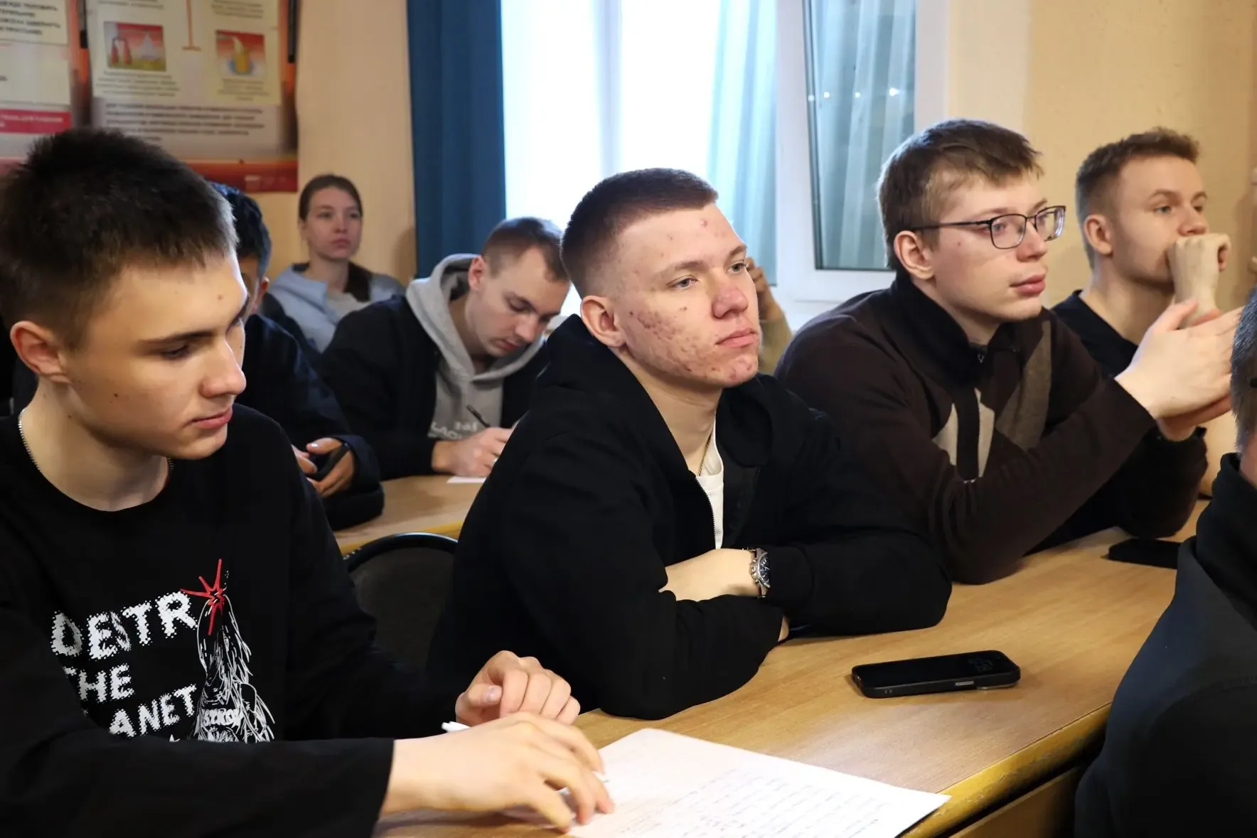 ⚖️ Один свёрток — десять лет: в СахГУ прошла встреча по антинаркотическому просвещению  Первокурсник