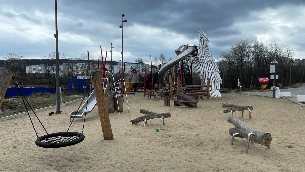 Хороший репортаж СеверПоста про детские площадки в Мурманске.  Разваливающееся детство.
