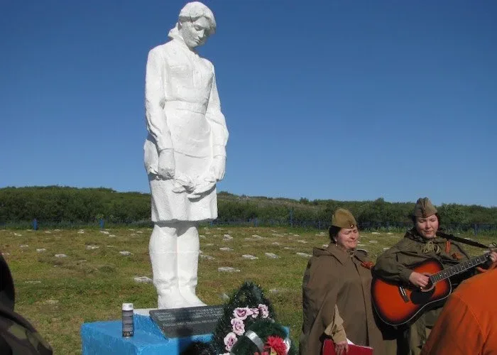 Ты должна  Побледнев, Стиснув зубы до хруста, От родного окопа Одна Ты должна оторваться, И бруствер