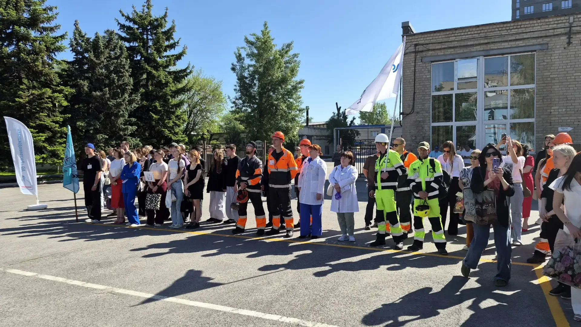Удачи - всем, и пусть победит сильнейший!  Сегодня рабочий день начинаем с торжественного построения