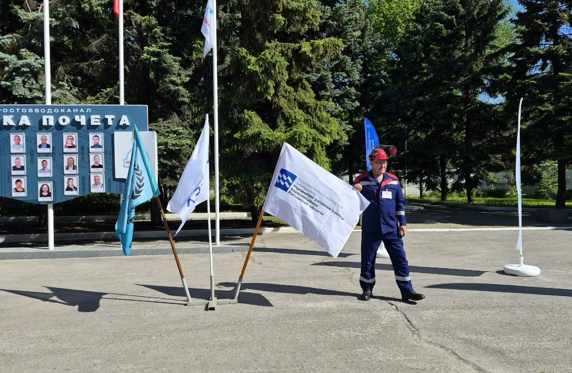 Удачи - всем, и пусть победит сильнейший!  Сегодня рабочий день начинаем с торжественного построения