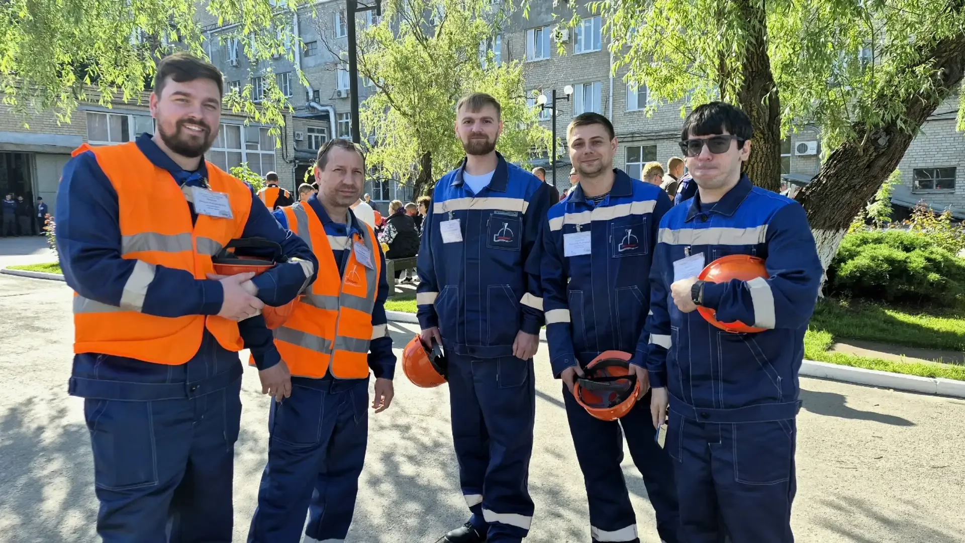 Удачи - всем, и пусть победит сильнейший!  Сегодня рабочий день начинаем с торжественного построения