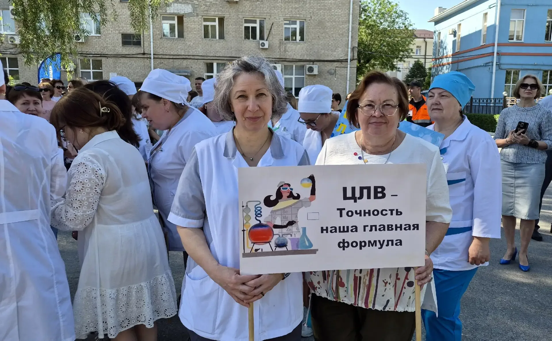 Удачи - всем, и пусть победит сильнейший!  Сегодня рабочий день начинаем с торжественного построения