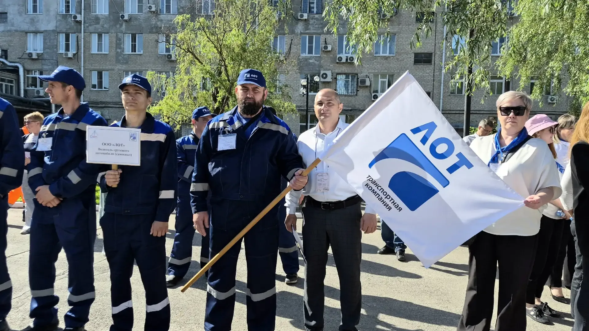 Удачи - всем, и пусть победит сильнейший!  Сегодня рабочий день начинаем с торжественного построения