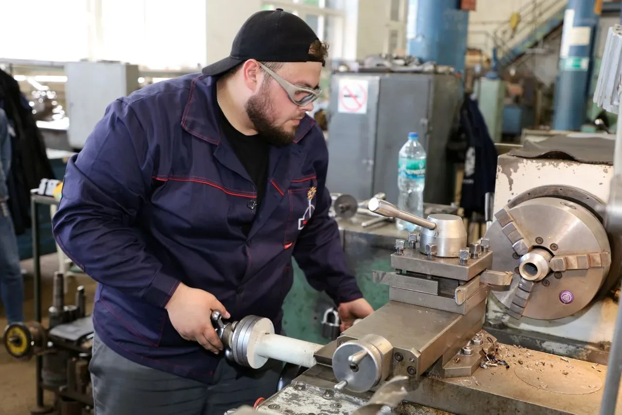 Состязания начались! ⌛  🔧 На учебном полигоне команды плечом к плечу соревнуются ремонтные бригады с