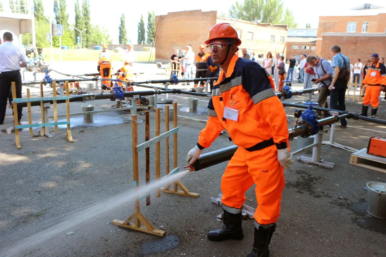 Состязания начались! ⌛  🔧 На учебном полигоне команды плечом к плечу соревнуются ремонтные бригады с