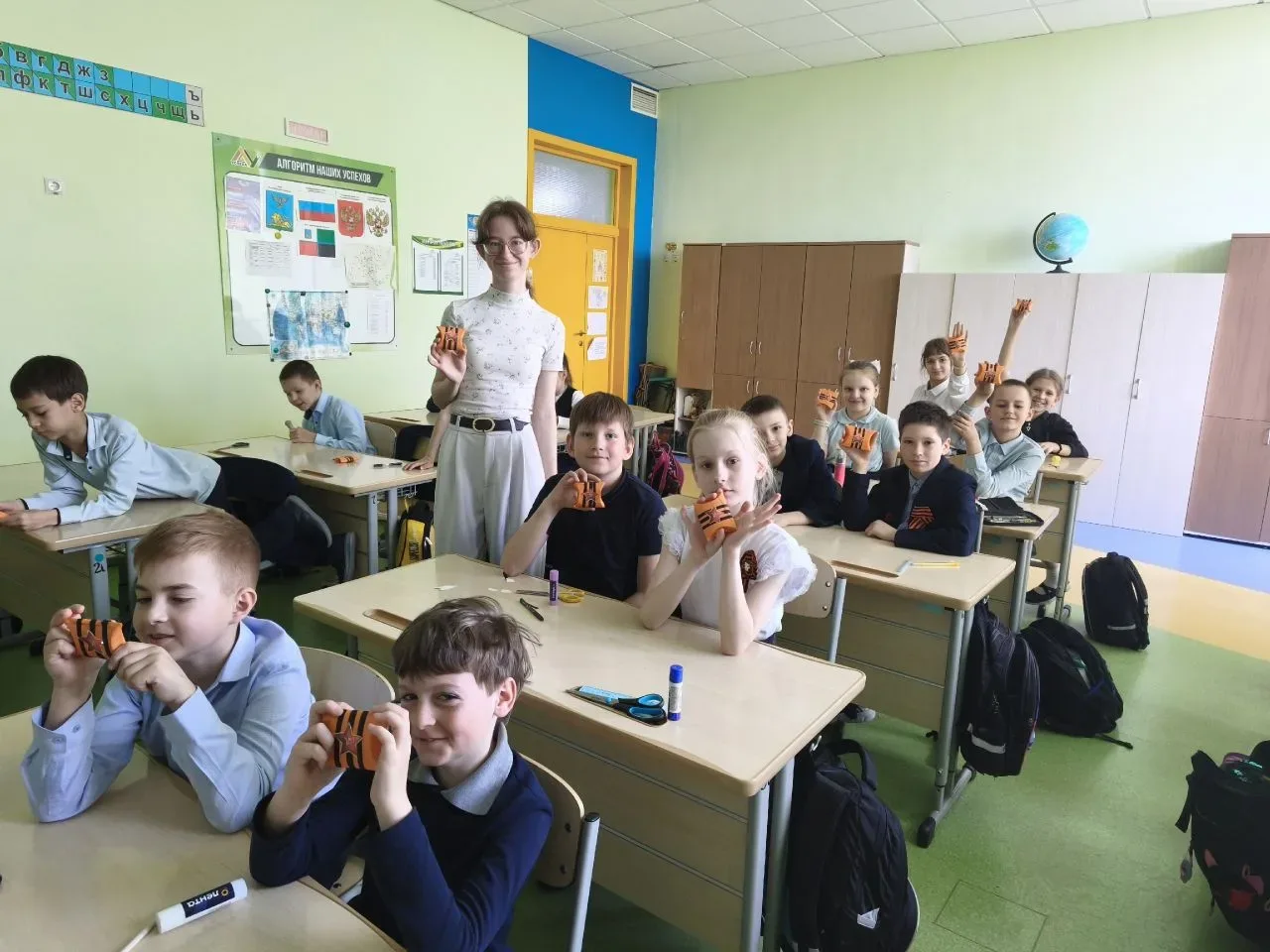 🎖️ Мастер‑класс для «Орлят России»: память и творчество ко Дню Победы  В 3 «А» классе прошёл тематич