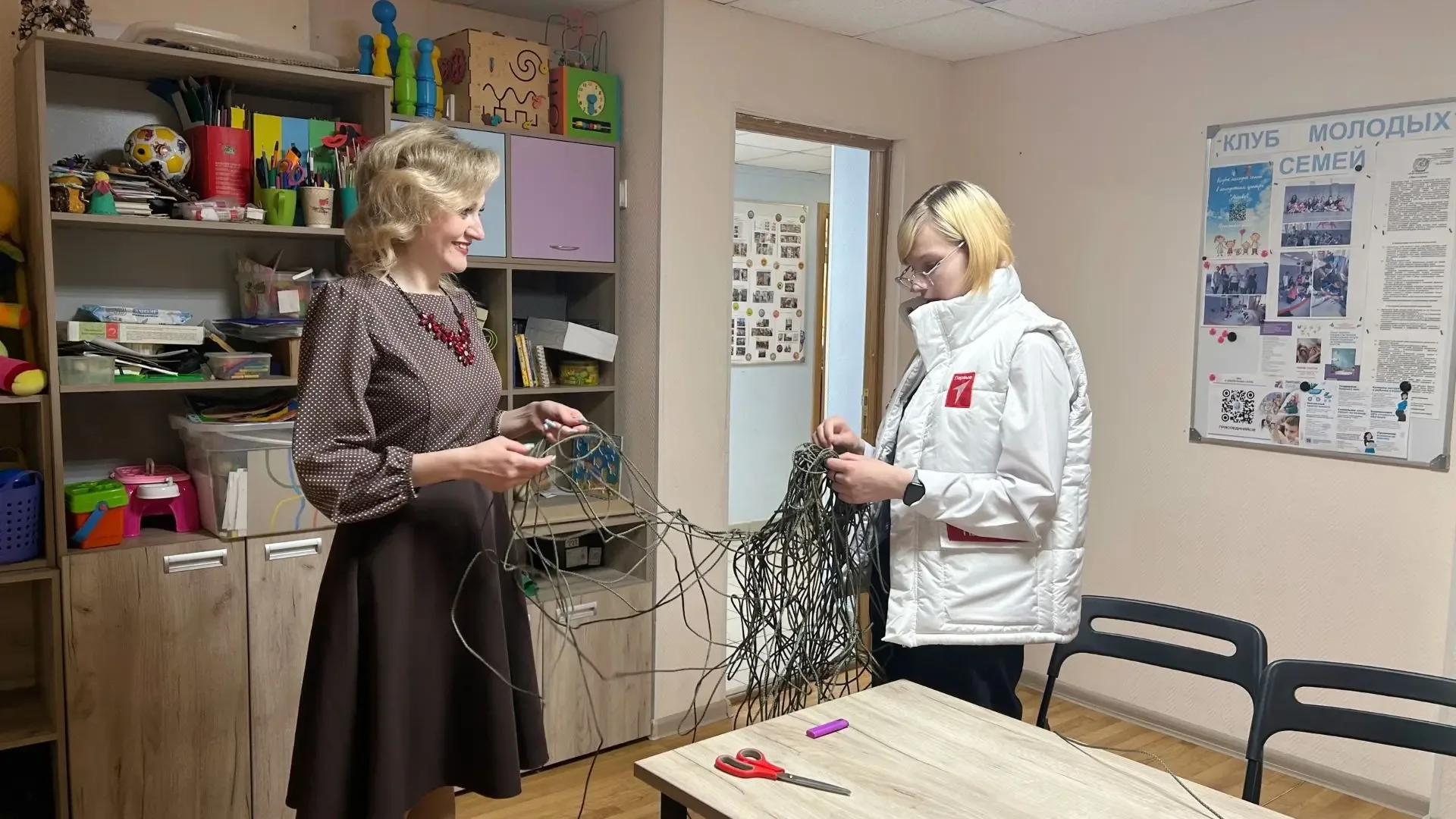 ️Первые — фронту: Антидроновые шторы для защиты наших солдат!  Активисты «Движения первых» не остают