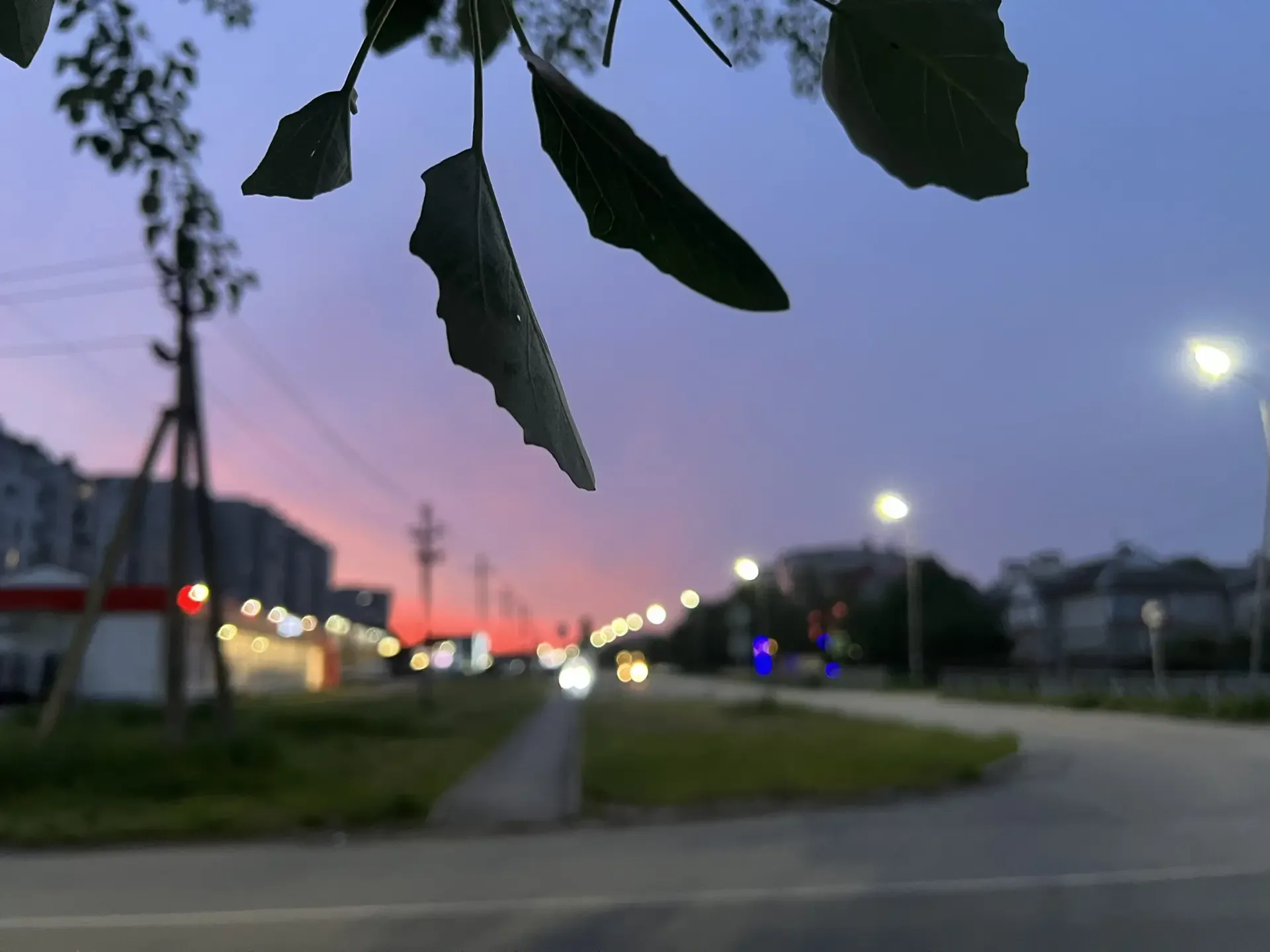 ✨ Закаты России — когда небо говорит без слов…  🌆 Moscow — город, где шумные улицы, набережные, вече