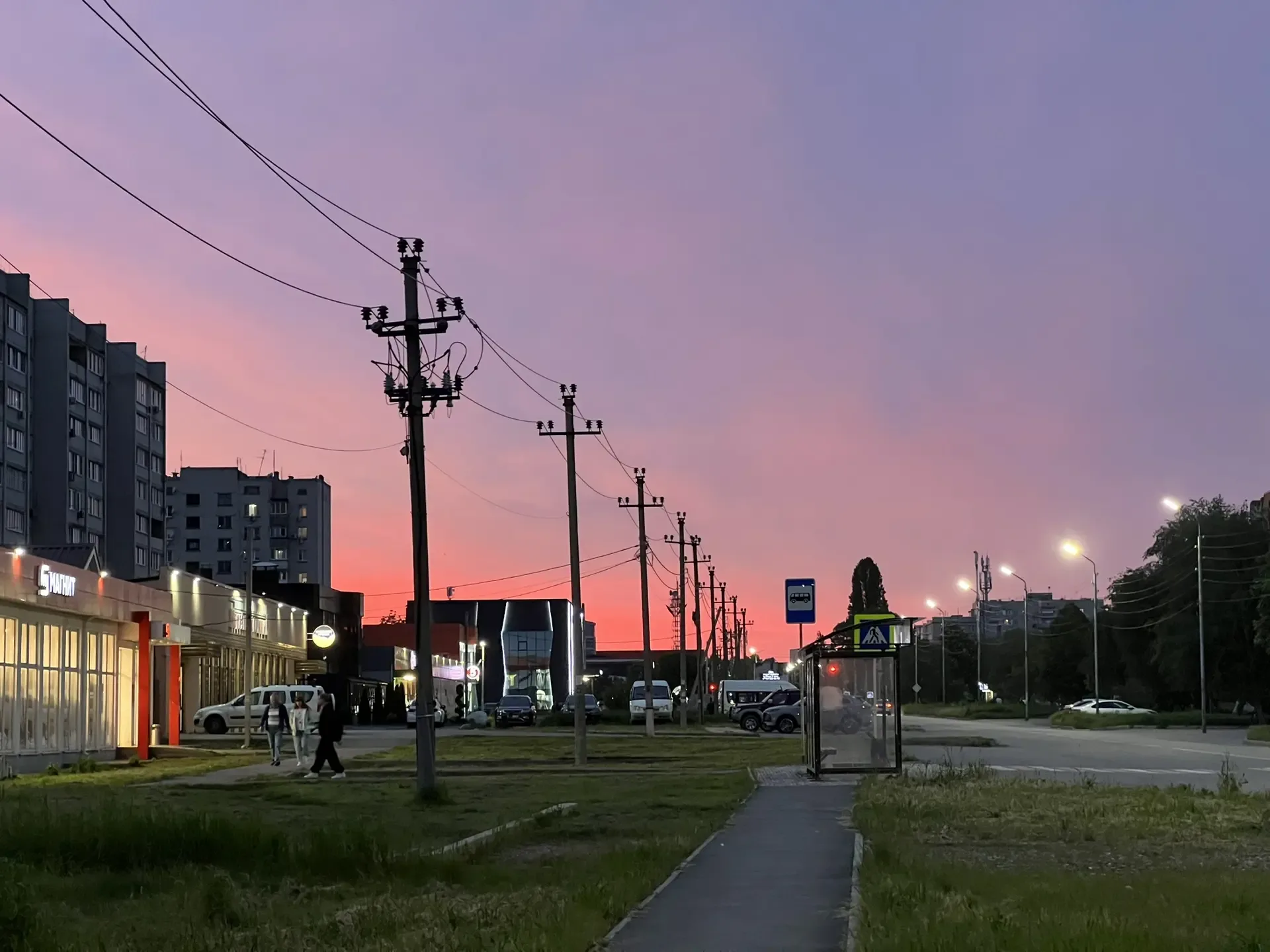 ✨ Закаты России — когда небо говорит без слов…  🌆 Moscow — город, где шумные улицы, набережные, вече