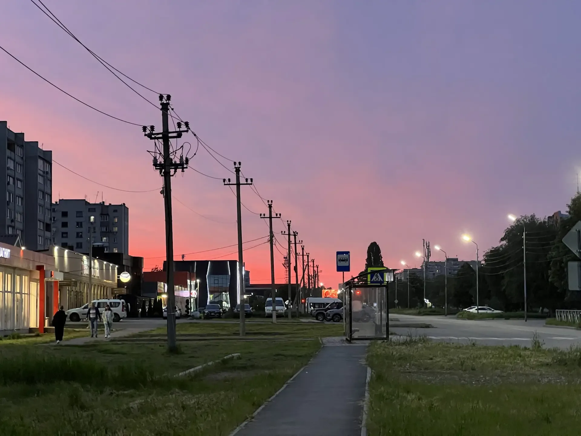 🌅 Алый закат над родными местами — что может быть прекраснее?  В такие минуты особенно остро чувству