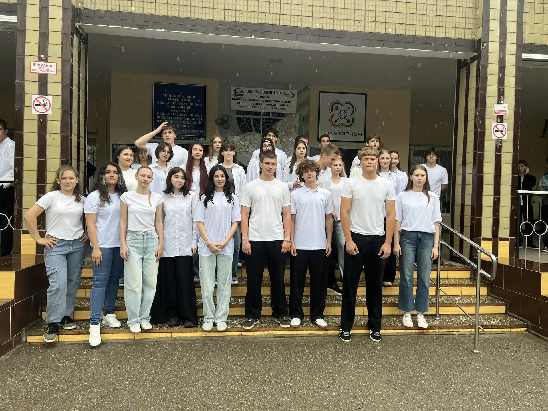 🎓✨ Последний звонок — день, который хочется запомнить ✨🎓  Сегодня в школе повесили баннер, посвящённ