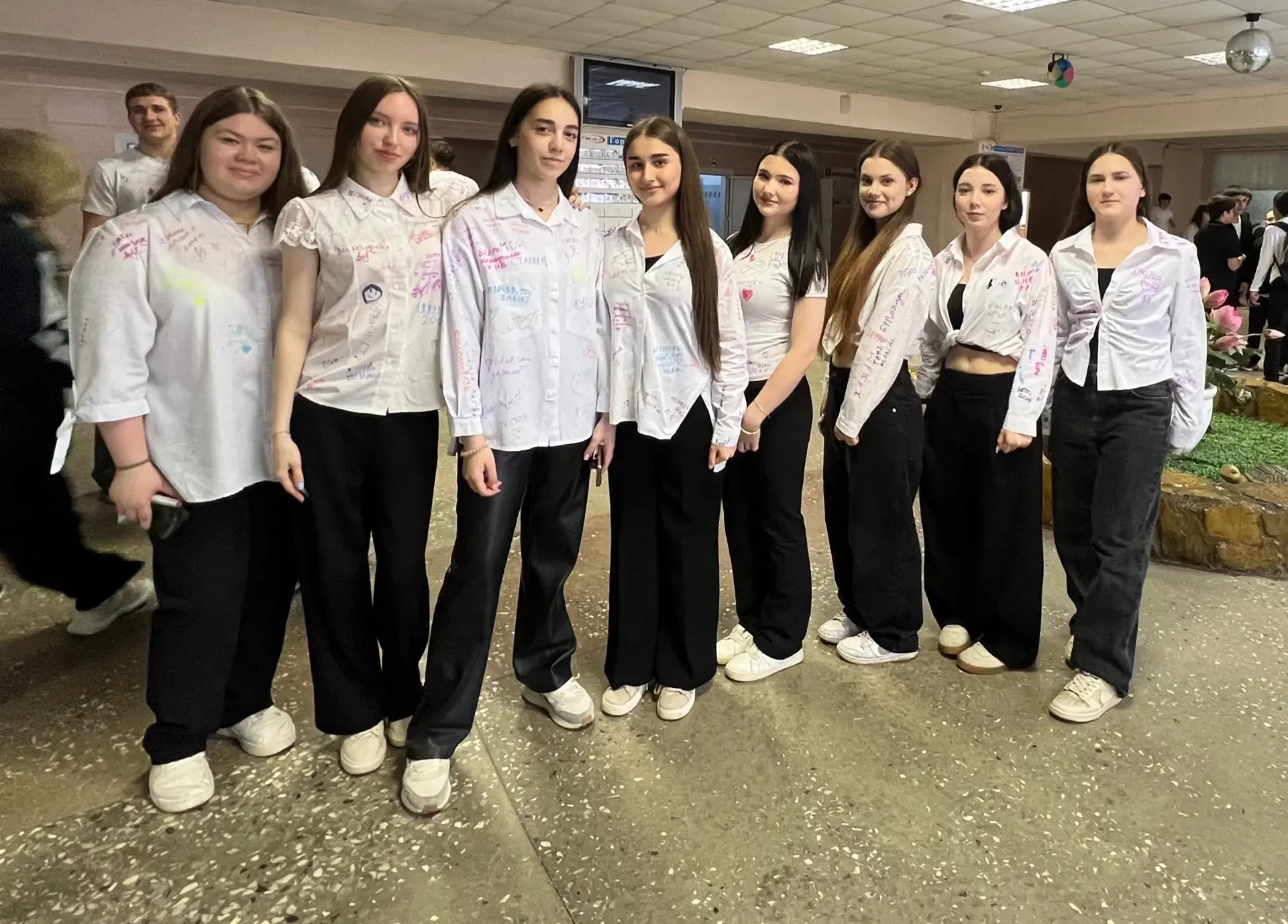 🎓✨ Последний звонок — день, который хочется запомнить ✨🎓  Сегодня в школе повесили баннер, посвящённ