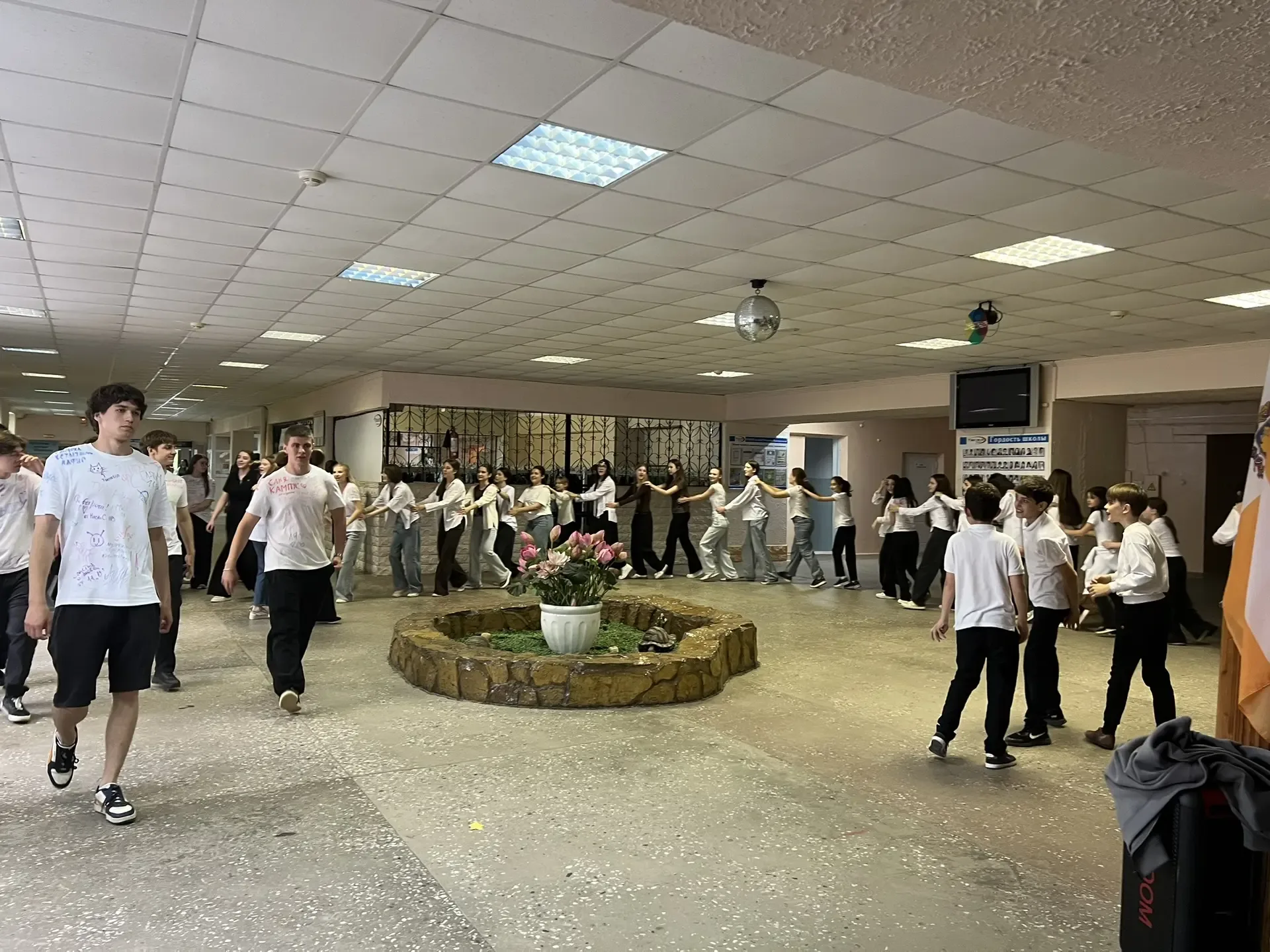 🎓✨ Последний звонок — день, который хочется запомнить ✨🎓  Сегодня в школе повесили баннер, посвящённ